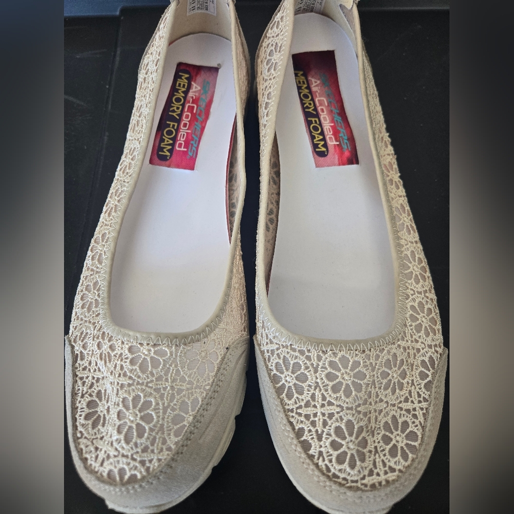 FINAL PRICE Skechers Cream Lace Flats